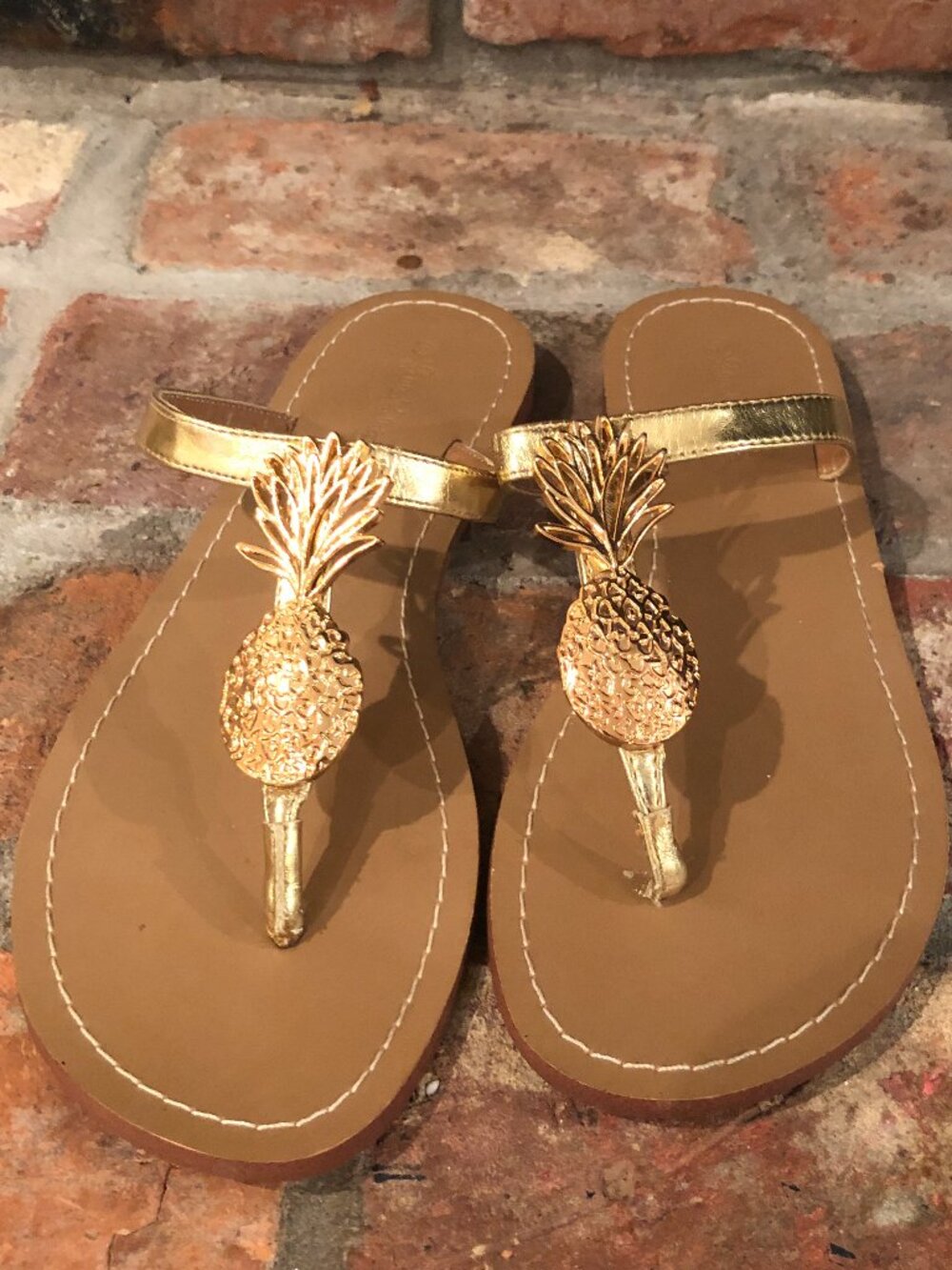 Lilly Pulitzer pineapple🍍gold sandals Size 7